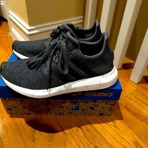 Adidas Sneakers Male size 6.5 (fits a ladies 7)